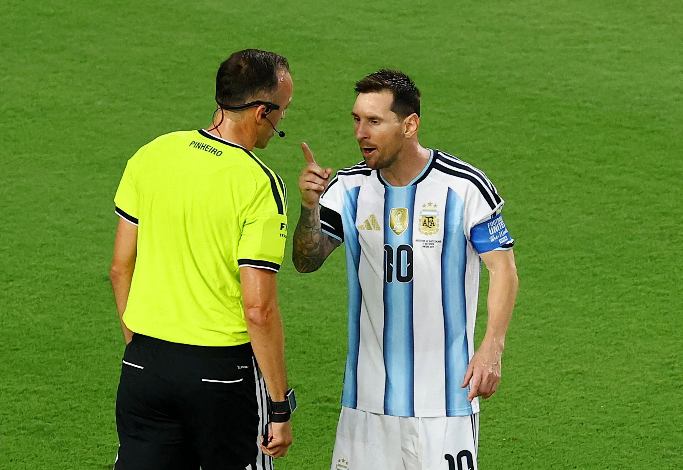Messi, Portekizli hakeme öfkelendi ve tartıştı. "Benimle düzgün konuş"