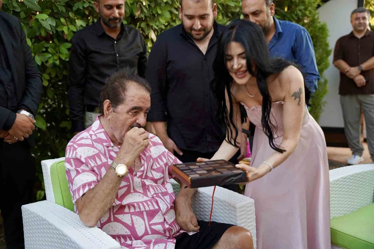 İbrahim Tatlıses’in evinde mutlu gün: Manevi kızına isteme töreninde beşi bir yerde taktı