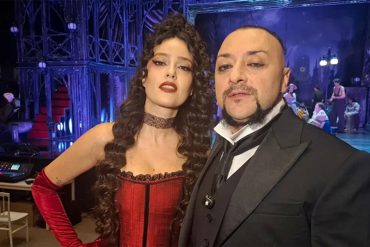 Ünlü oyuncu sahnede peş peşe düştü, olan bacağına oldu
