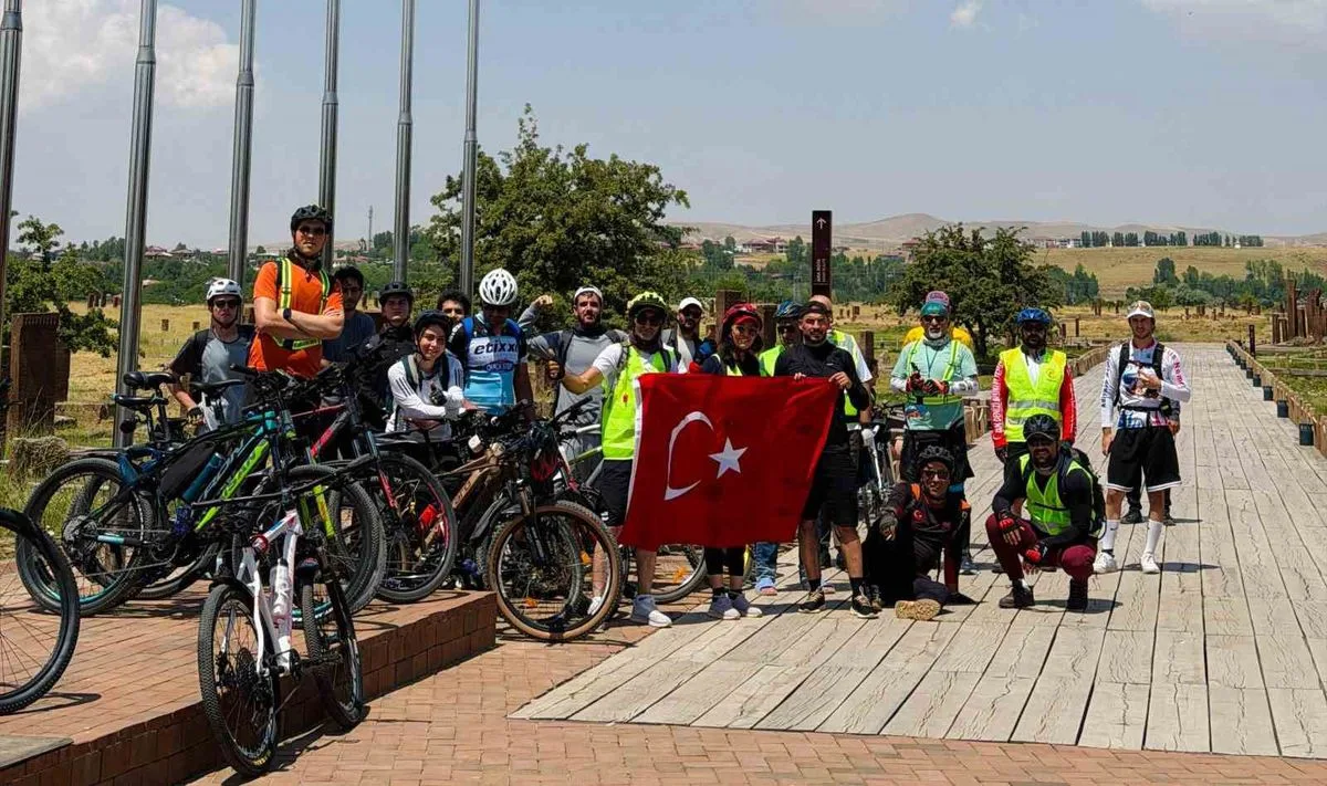 Bisikletçiler Ahlat'ta Pedal Çevirip Tarihi Ziyaret Etti