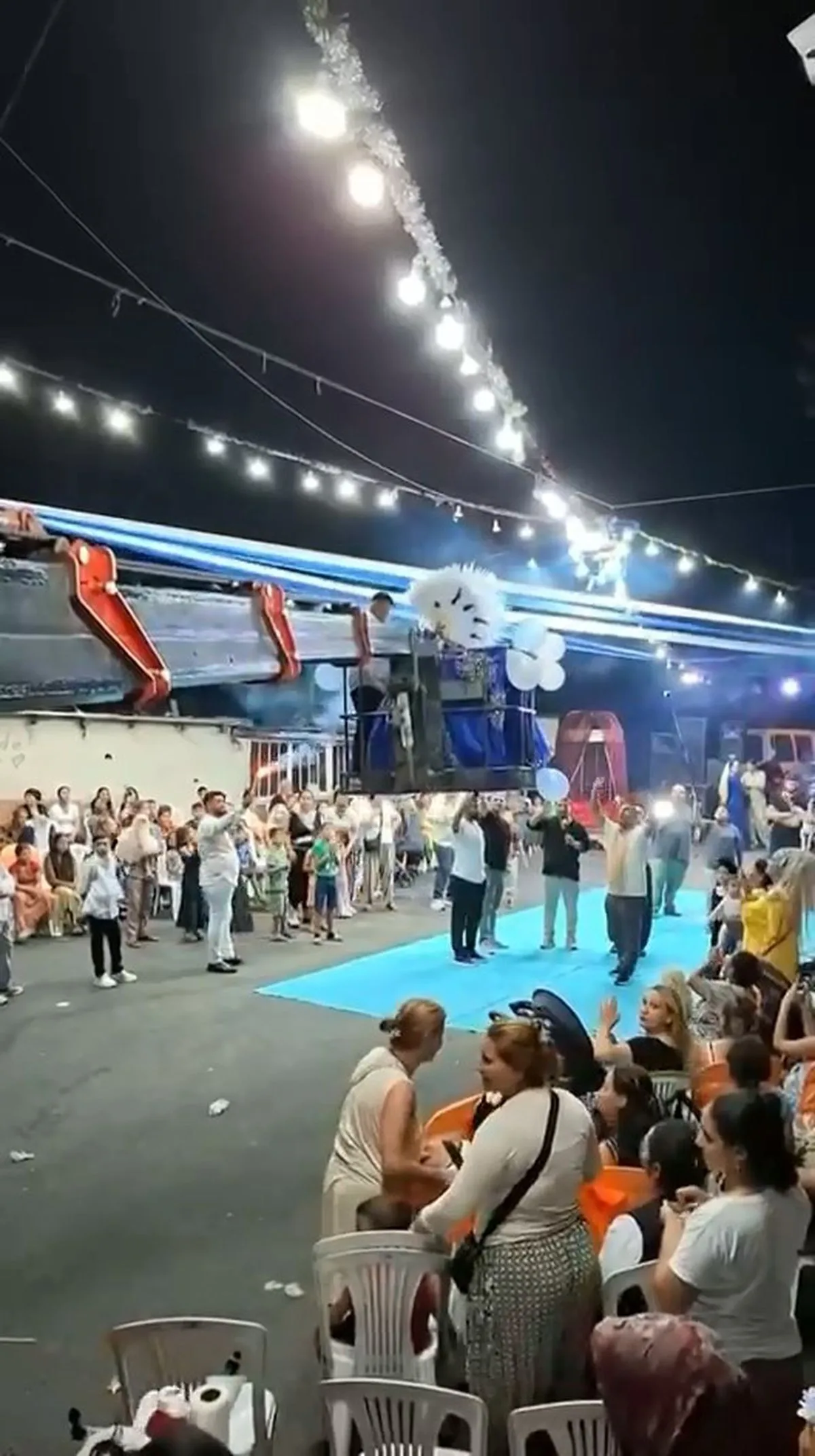 Gelin ve Damat Vinçle Sahneye İndi