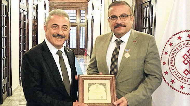 Birol İnceciköz’e TÜRKSOY madalyası