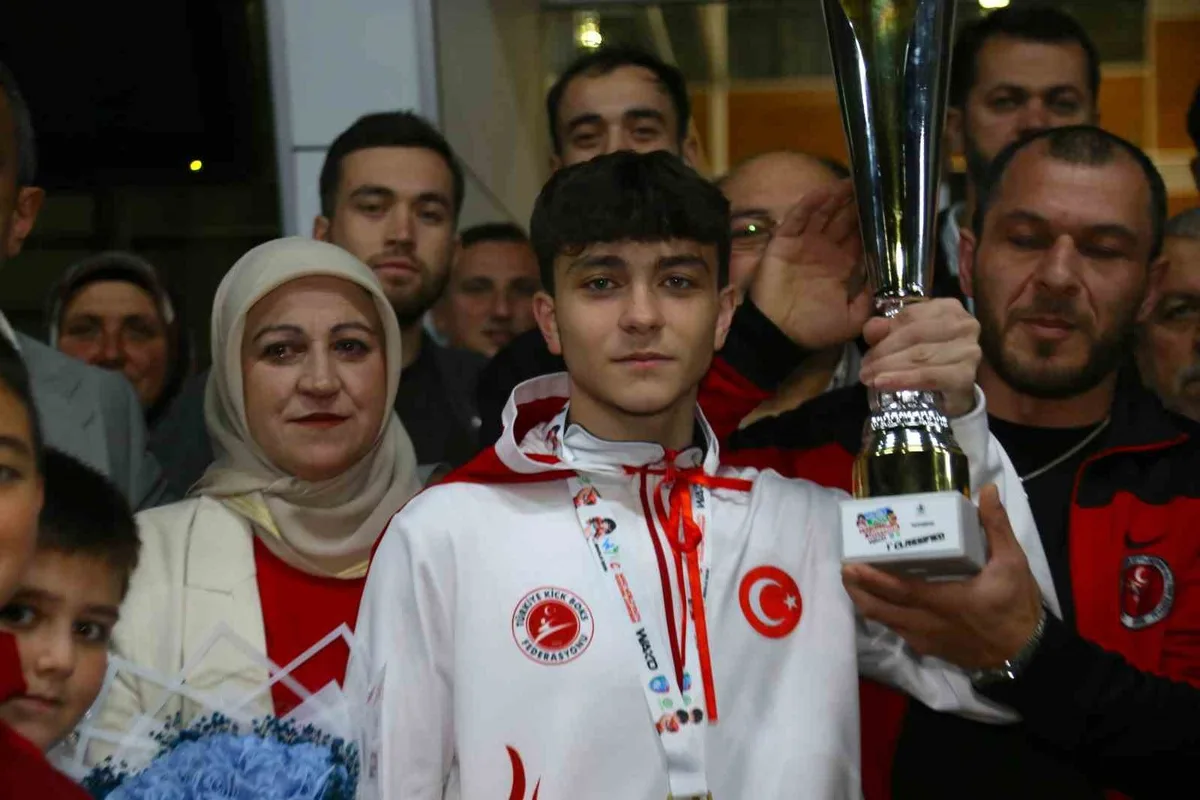 İsrailli rakibini 3-0 yenen şampiyon Yiğit Şişman Kastamonu'da omuzlarda taşındı