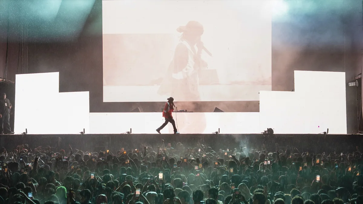 Metro Boomin, KüçükÇiftlik Park'ta sağanağa rağmen konser verdi, Türk bayrağı açtı