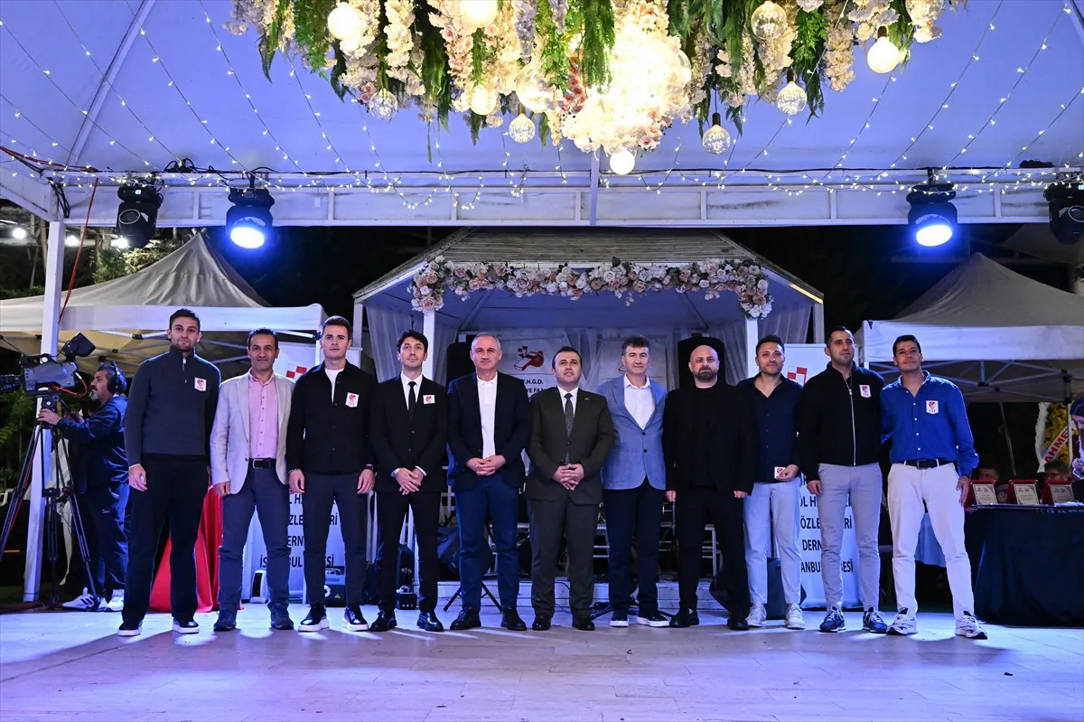 Süper Lig hakemleri Çamlıca'da alt klasman hakemlerine kokartlarını takdim etti