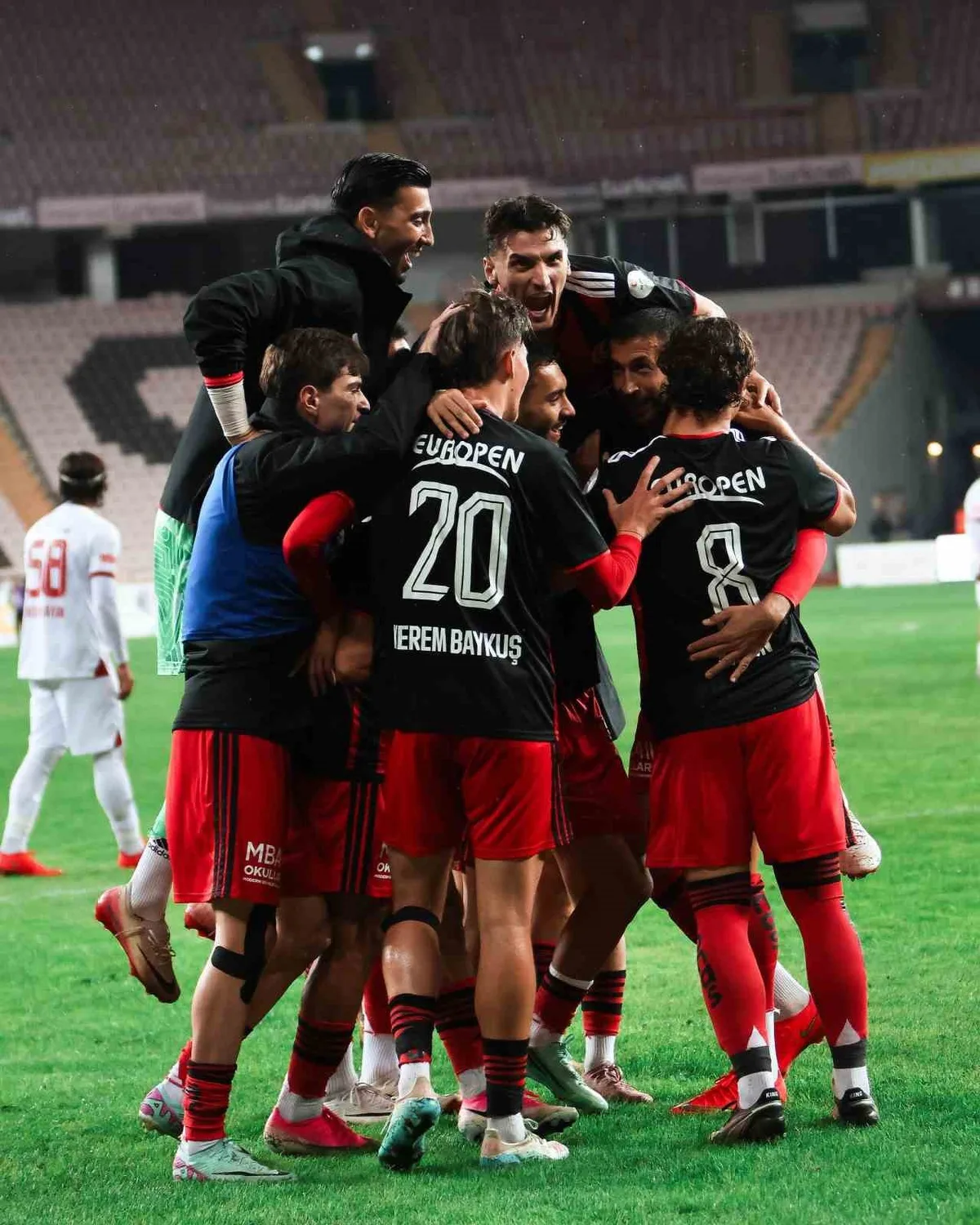 Eskişehirspor, Fethi Heper Stadı'nda Balıkesirspor'u 7-1 mağlup etti